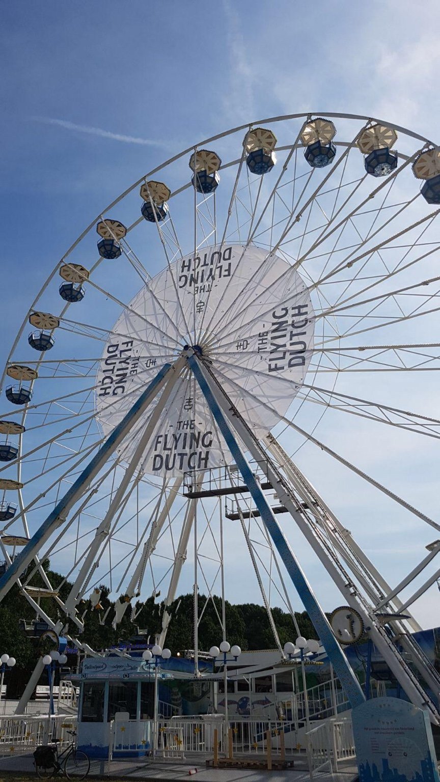 Groot reuzenrad en zweefmolen als blikvanger op evenement