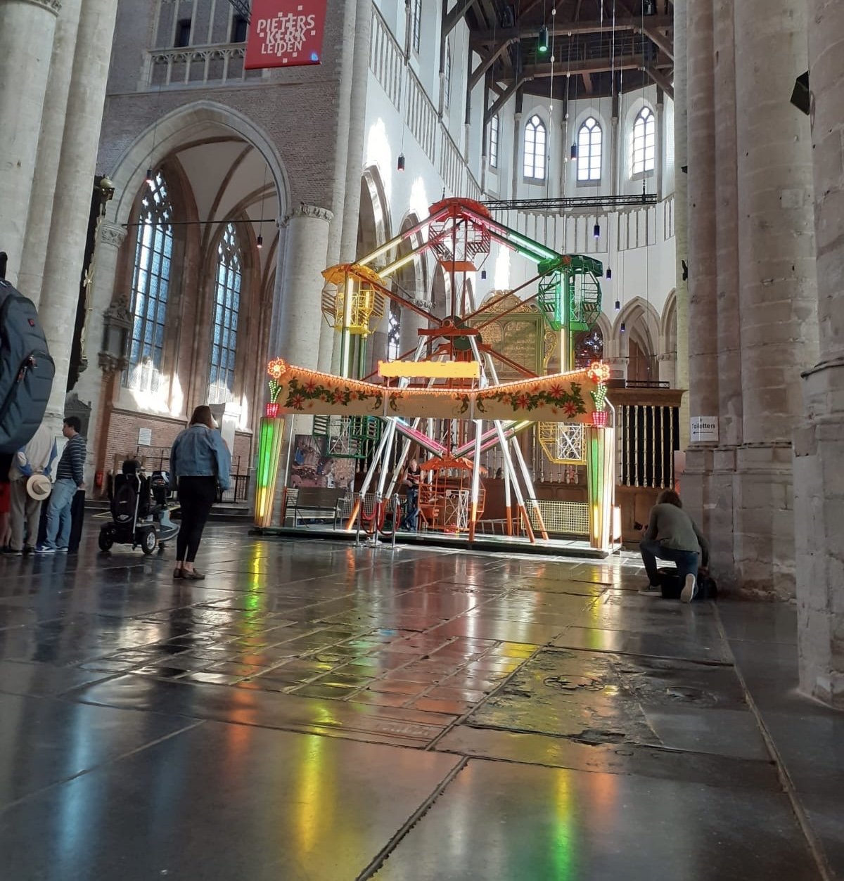 Reuzenrad in monumentale kerk